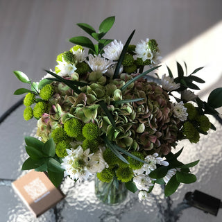 Classic Chic Flower Mixed Bouquet Classic flowers - fresh-cut flowers by Bloomingmore - ideal for weddings and floral events