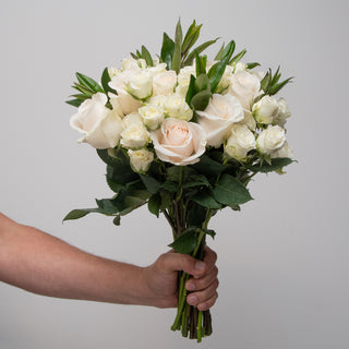 Luxe Blossom Bouquet White flowers - fresh-cut flowers by Bloomingmore - ideal for weddings and floral events